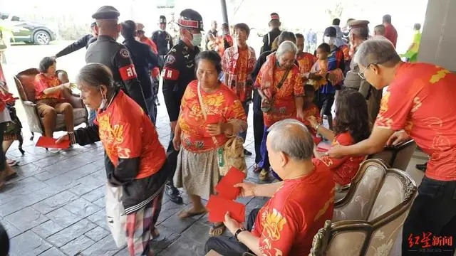 泰國(guó)華裔富商除夕發(fā)200萬泰銖現(xiàn)金紅包，吸引萬人上門